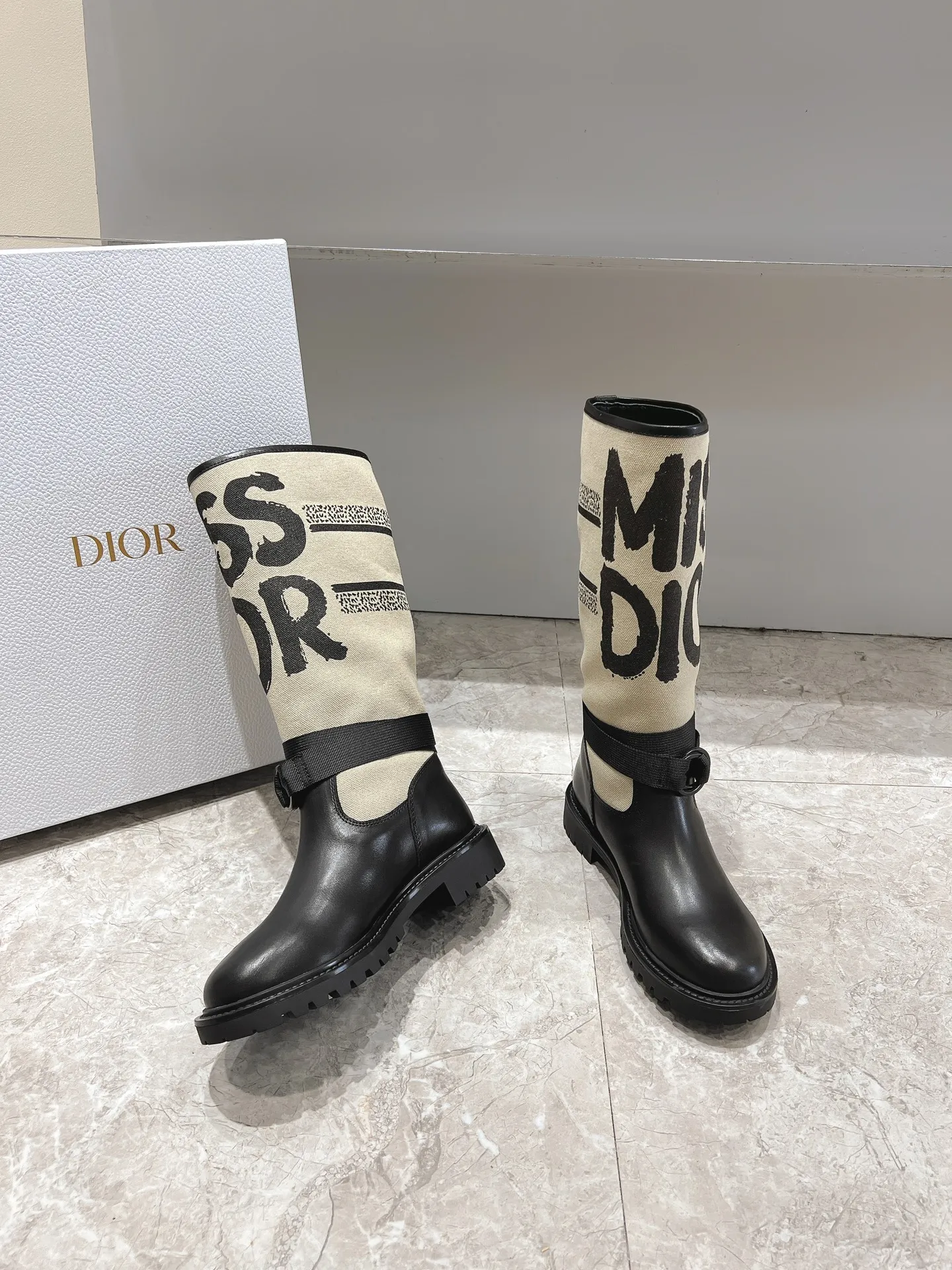 👟👟Ex-factory price 820👟👟 D-Major boots use unique design elements to create a striking appearance. Crafted from black technical fabric and calf leather, it's easy to put on and take off. Taking inspiration from the Dior Book Tote bag, it features a two-tone "Christian Dior" signature on the top. Adjustable nylon straps with "CD" logo and rippled rubber soles set the tone for the bold silhouette. The boot shaft is decorated with the "Christian Dior" logo. The ankle is surrounded by a technical fabric band with brass rings. Notched rubber soles are decorated with Christian Dior's lucky star symbol. Upper: cowhide stitching fabric. Outsole: original molded outsole. Size: 35-41 (40.41 customization is not returnable)